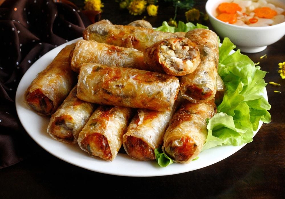 Chả giò thịt heo khoai lang tím có thể bảo quản trong ngăn mát tủ lạnh và dùng trong 1 - 2 ngày