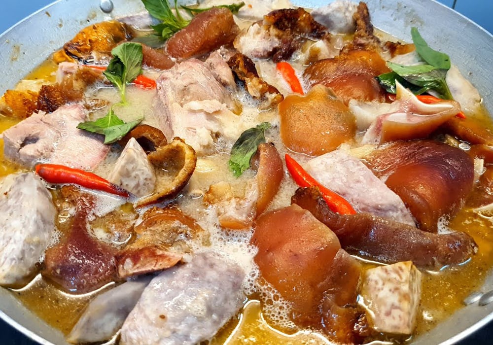 Lẩu thịt heo quay nấu chao