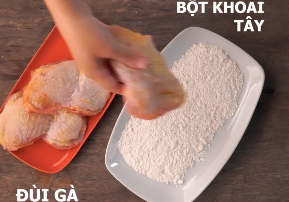 Sơ chế gà và nhúng bột