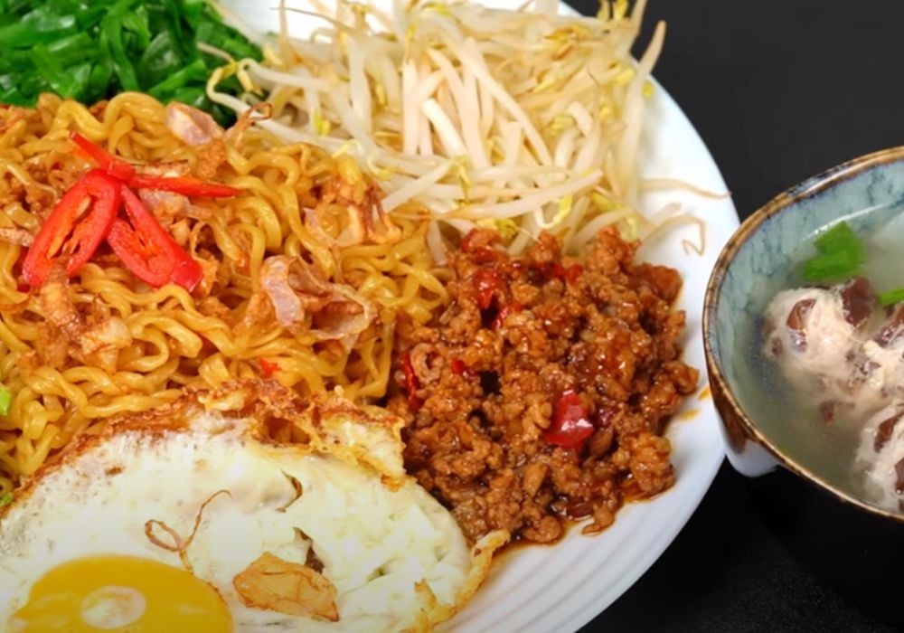 Hoàn thành món mì trộn