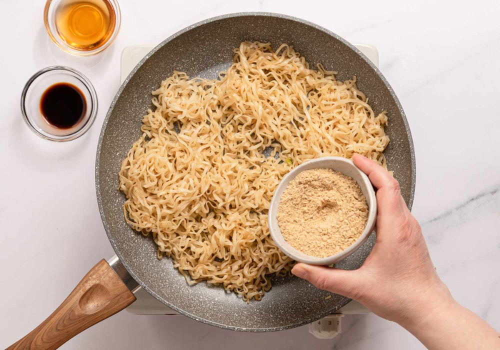 Xào mì với bơ và nước tương