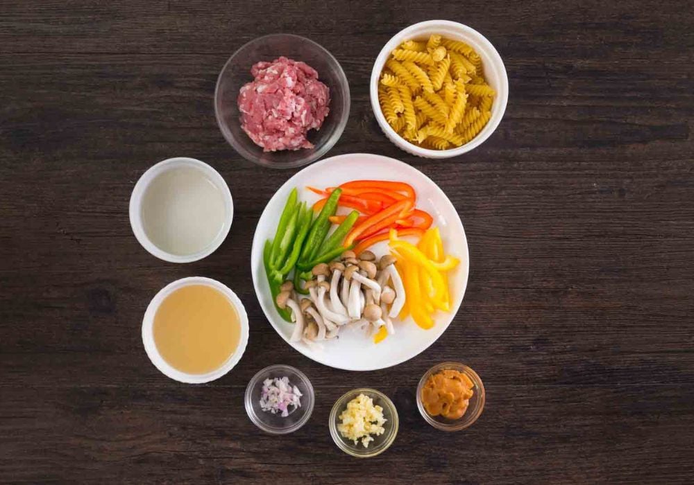 Để làm nui xào thịt bằm ngon, bước chọn nguyên liệu rất quan trọng