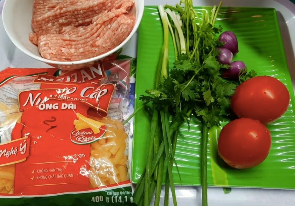 Nguyên liệu làm nui xào thịt bằm