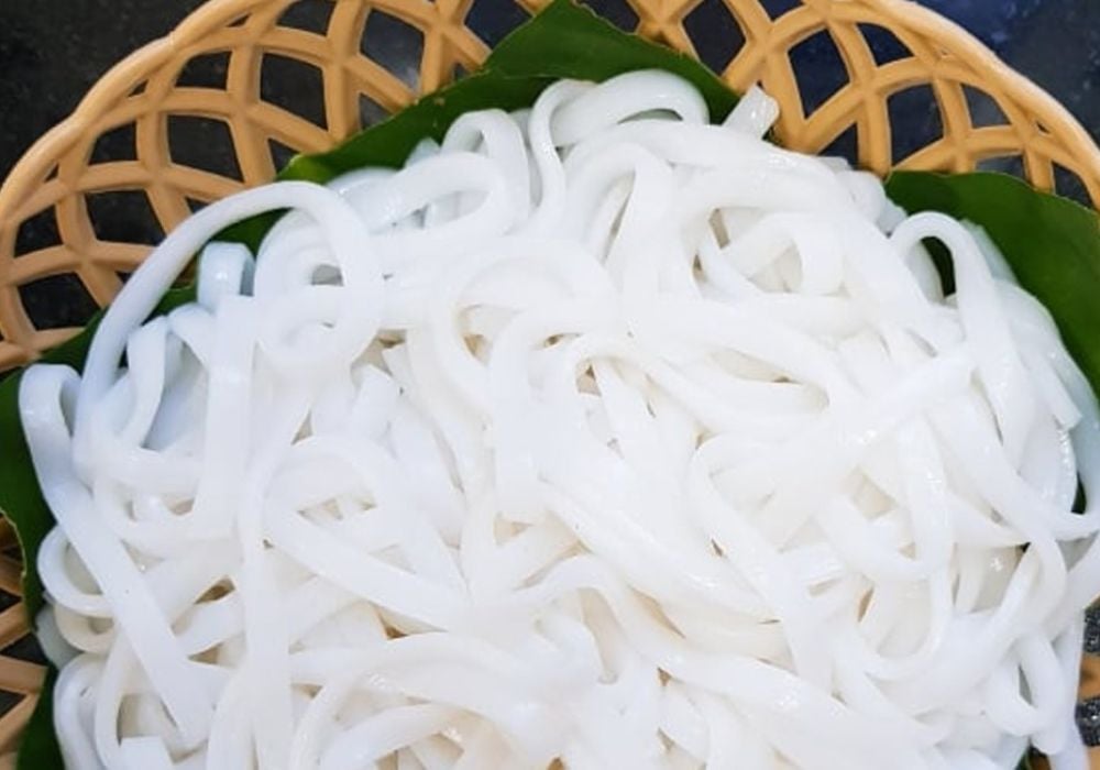 Chần bánh phở và sơ chế rau ăn kèm