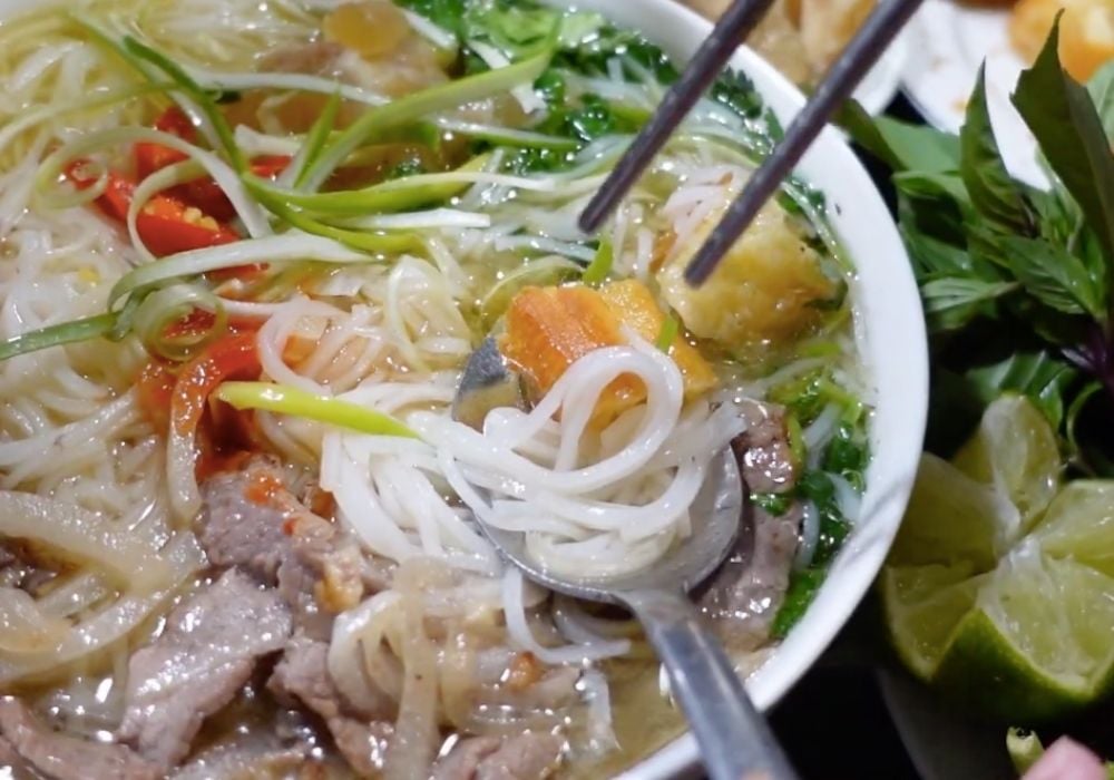 Nước dùng phở bò có thể bảo quản trong ngăn mát tủ lạnh 2 - 3 ngày