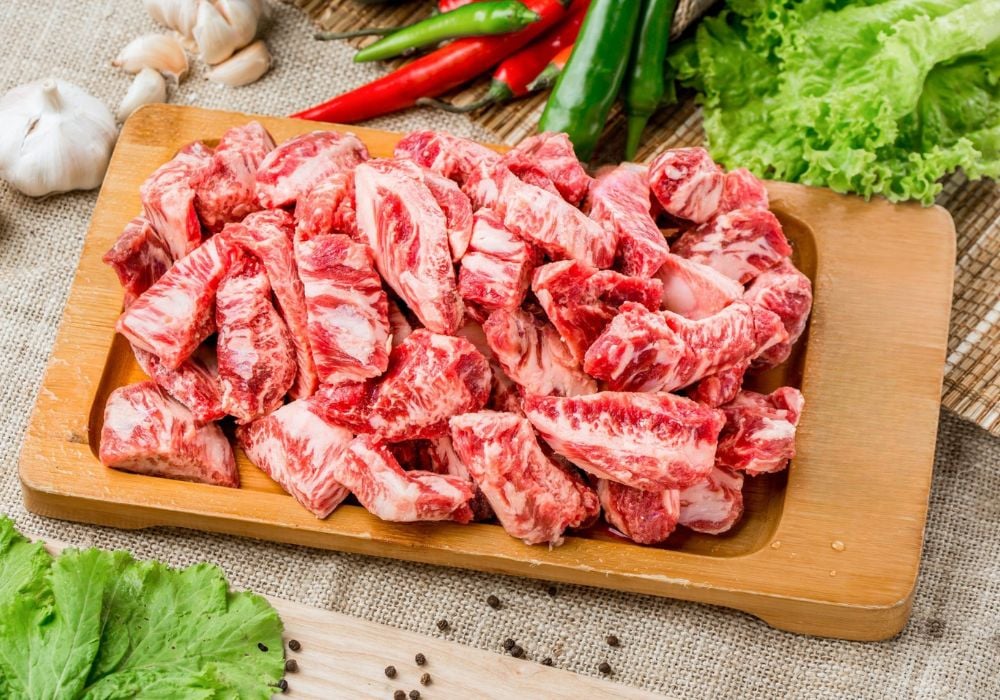 Để làm sườn bò hầm ngon, bước chọn nguyên liệu rất quan trọng