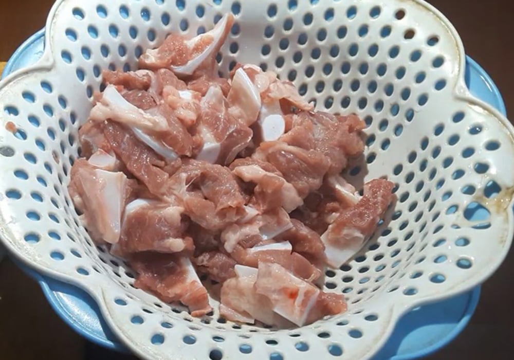 Sơ chế và tẩm ướp sườn