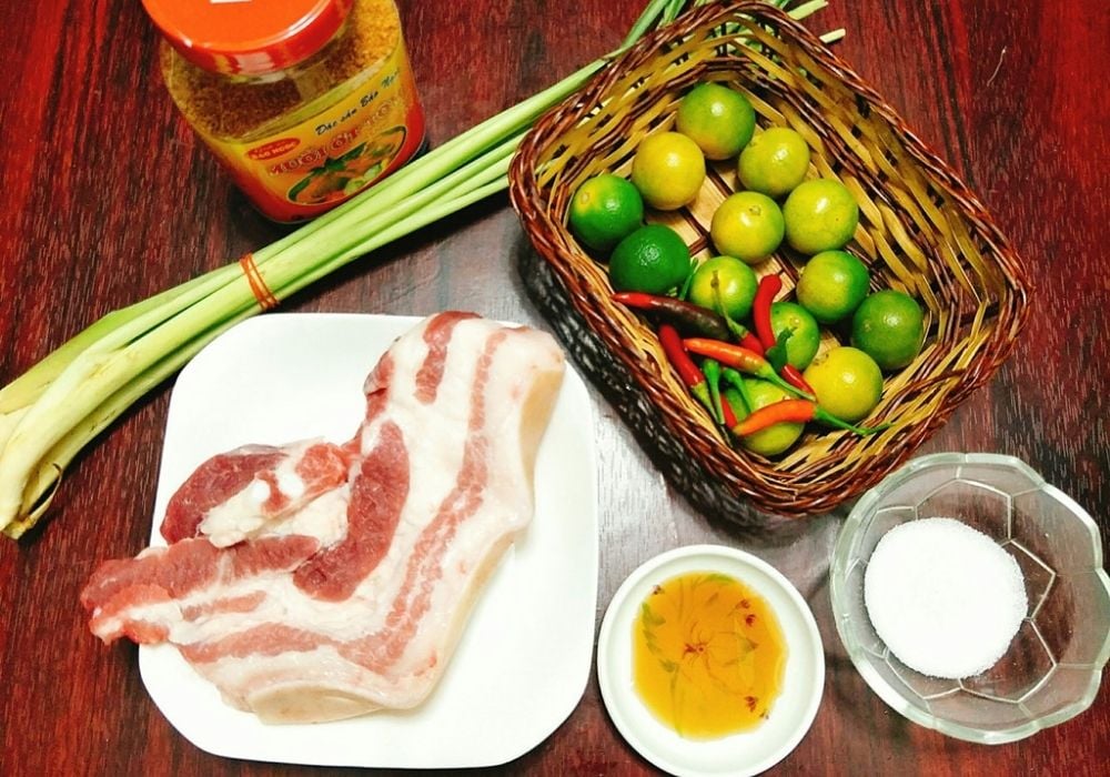 Để làm món thịt ba chỉ lắc sả tắc ngon, bước chọn nguyên liệu rất quan trọng