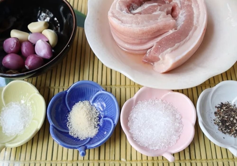 Chuẩn bị nguyên liệu làm thịt ba chỉ rim nước mắm