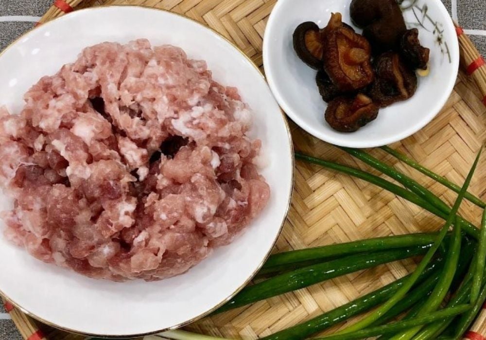 Nguyên liệu làm thịt băm xào nấm hương khô