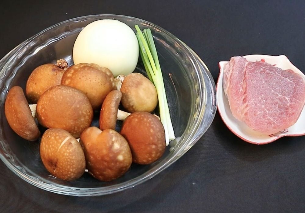 Nguyên liệu làm thịt băm xào nấm hương tươi