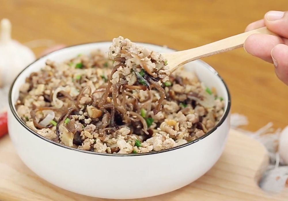 Thịt băm xào nấm mèo