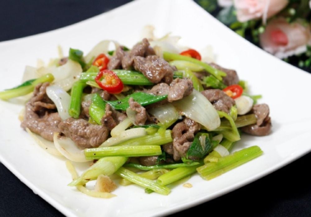 Xào thịt bò hành tây cần tây