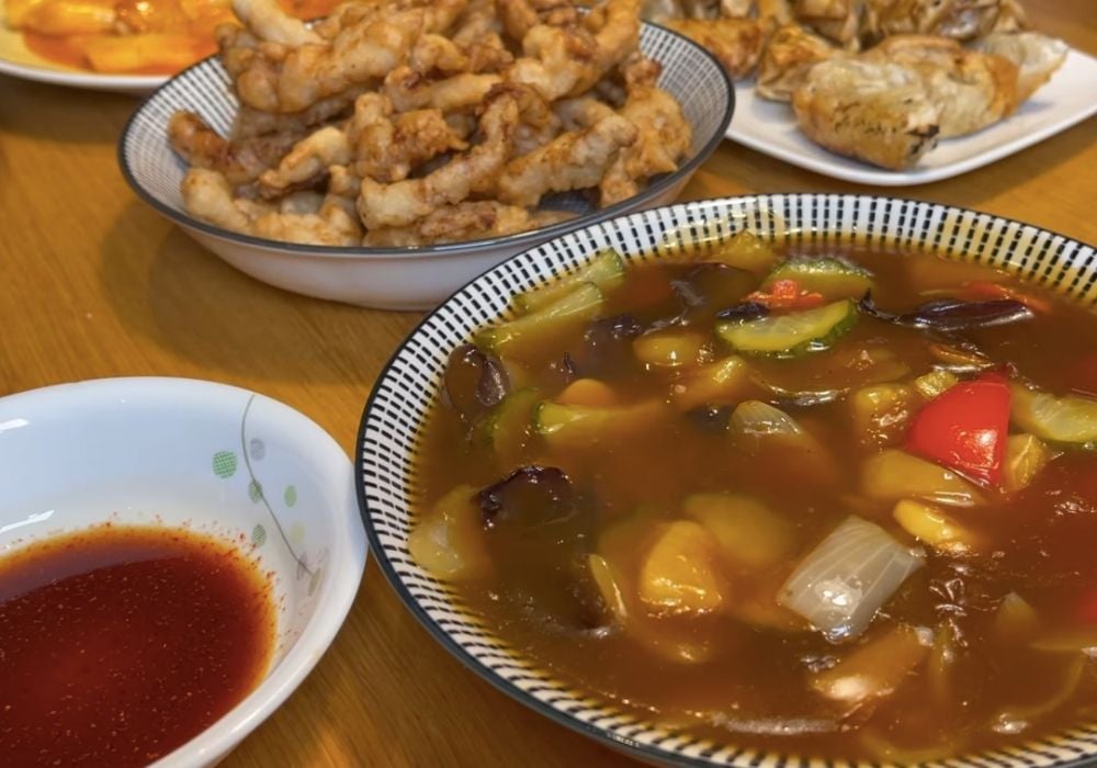 Thịt chiên sốt chua ngọt có thể bảo quản trong ngăn mát tủ lạnh và dùng trong 3 - 5 ngày