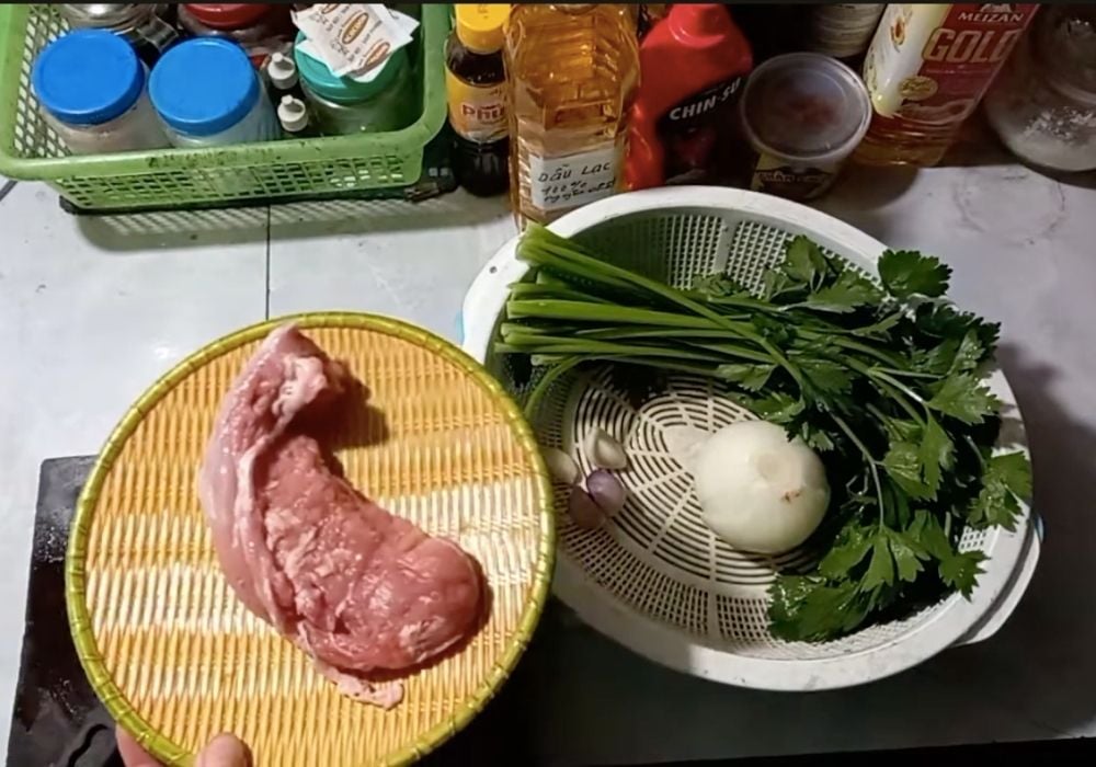Nguyên liệu làm thịt lợn xào hành tây, cần tây