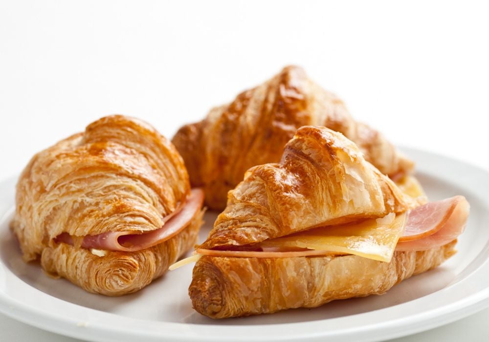 Bánh sừng trâu (croissant) nhân thịt nguội
