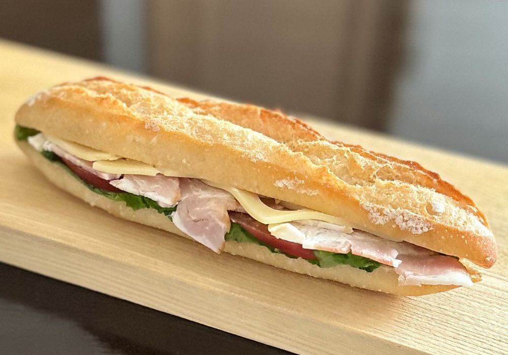 Bánh mì kẹp thịt nguội