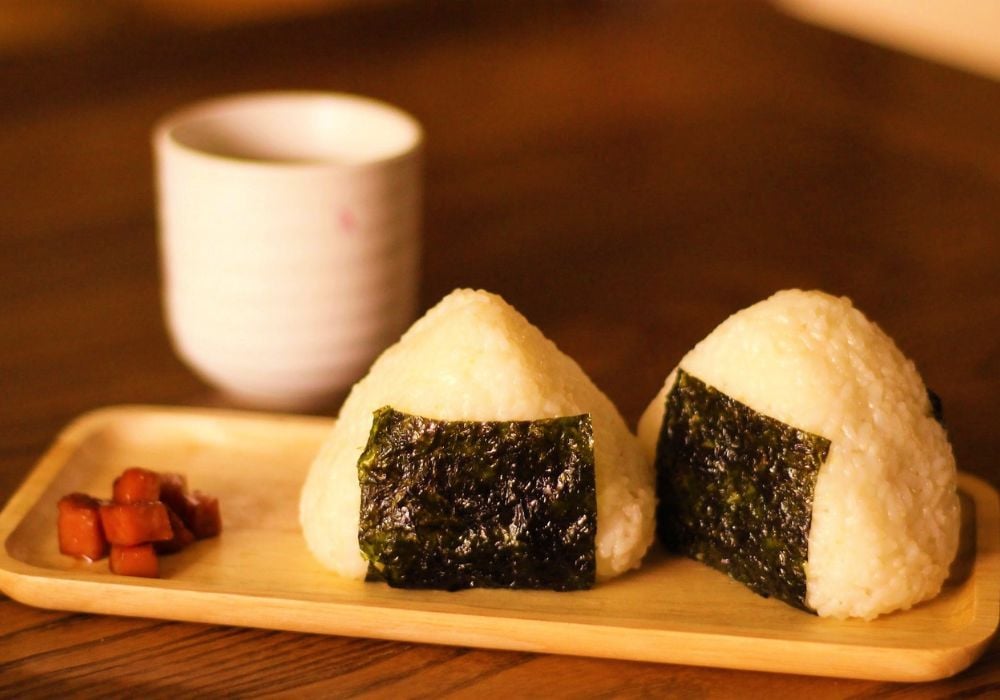 Cơm cuộn/Onigiri kiểu Nhật nhân thịt nguội