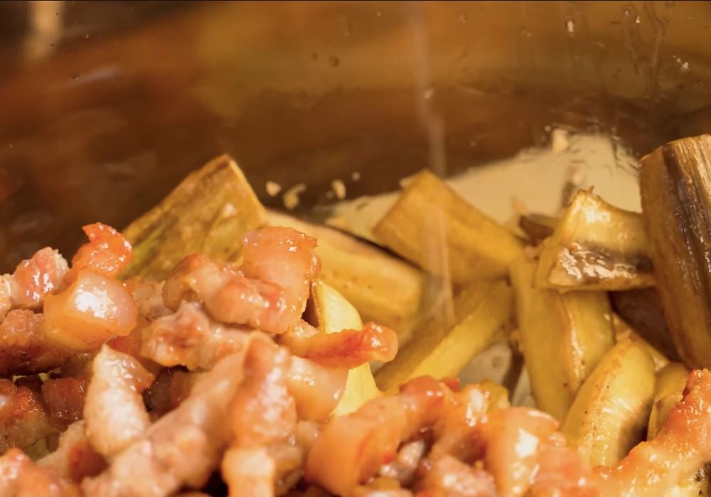 Xào thịt và chuối xanh