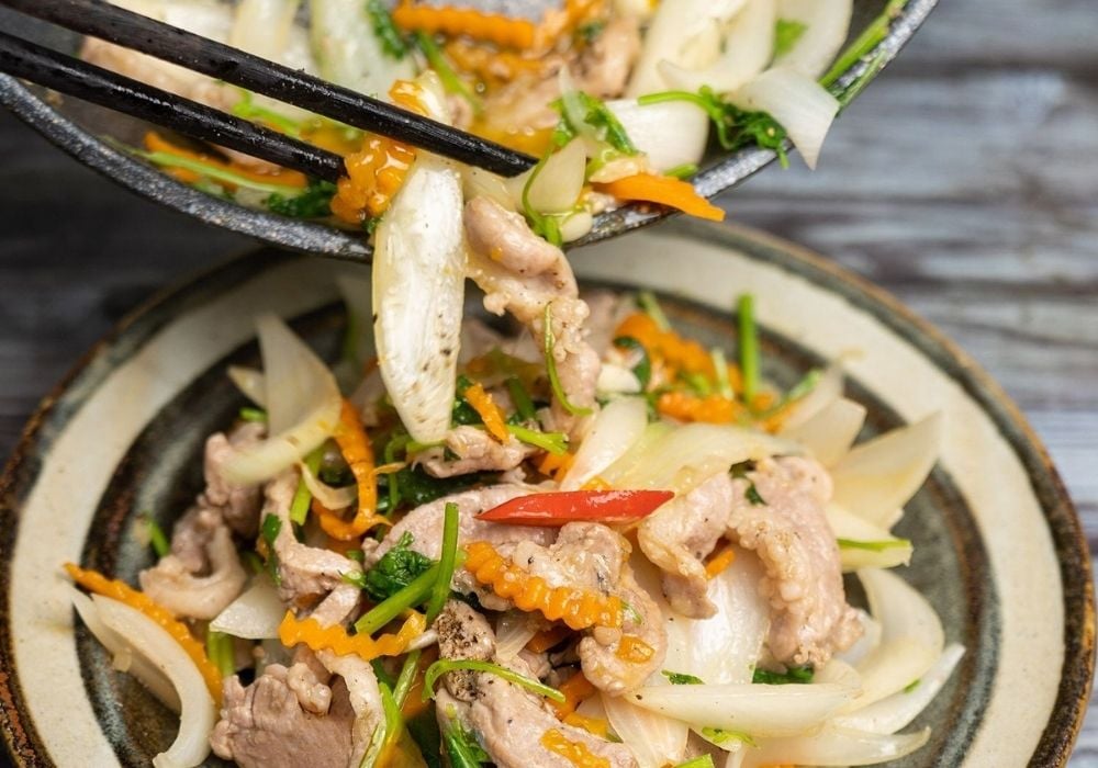 Thịt heo xào hành tây có thể bảo quản trong ngăn mát tủ lạnh và dùng trong 1 - 2 ngày