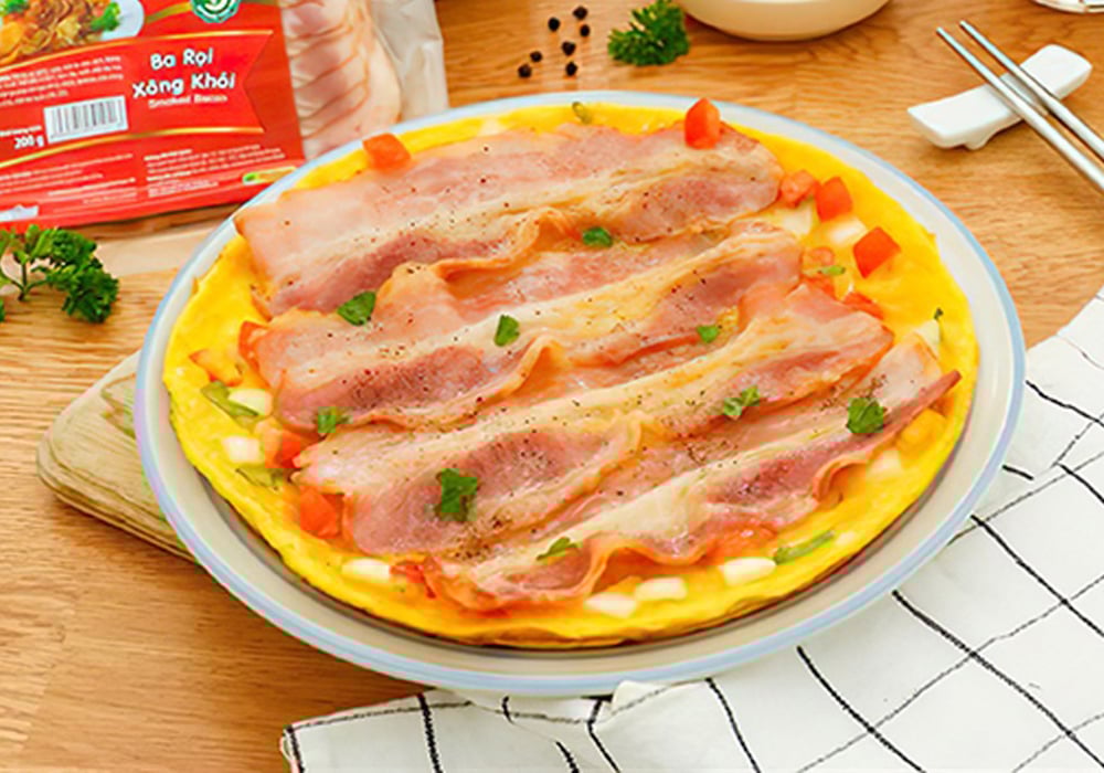 Cơm cuộn tam giác thịt xông khói áp chảo