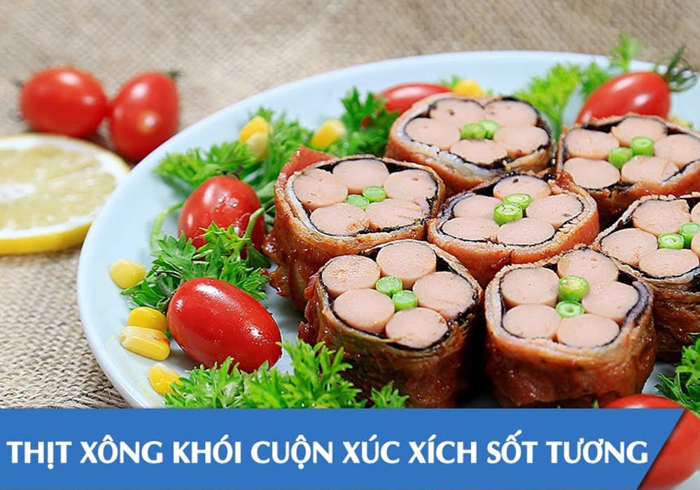 Cơm cuộn tam giác thịt xông khói áp chảo