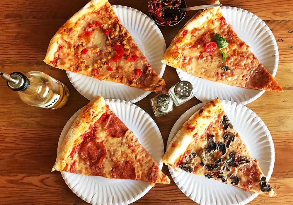 Làm bánh pizza bằng nồi chiên không dầu giúp giảm lượng chất béo và tạo lớp vỏ giòn của bánh pizza