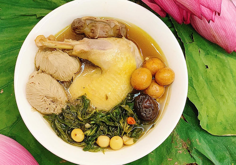 Canh gà hầm ngải cứu