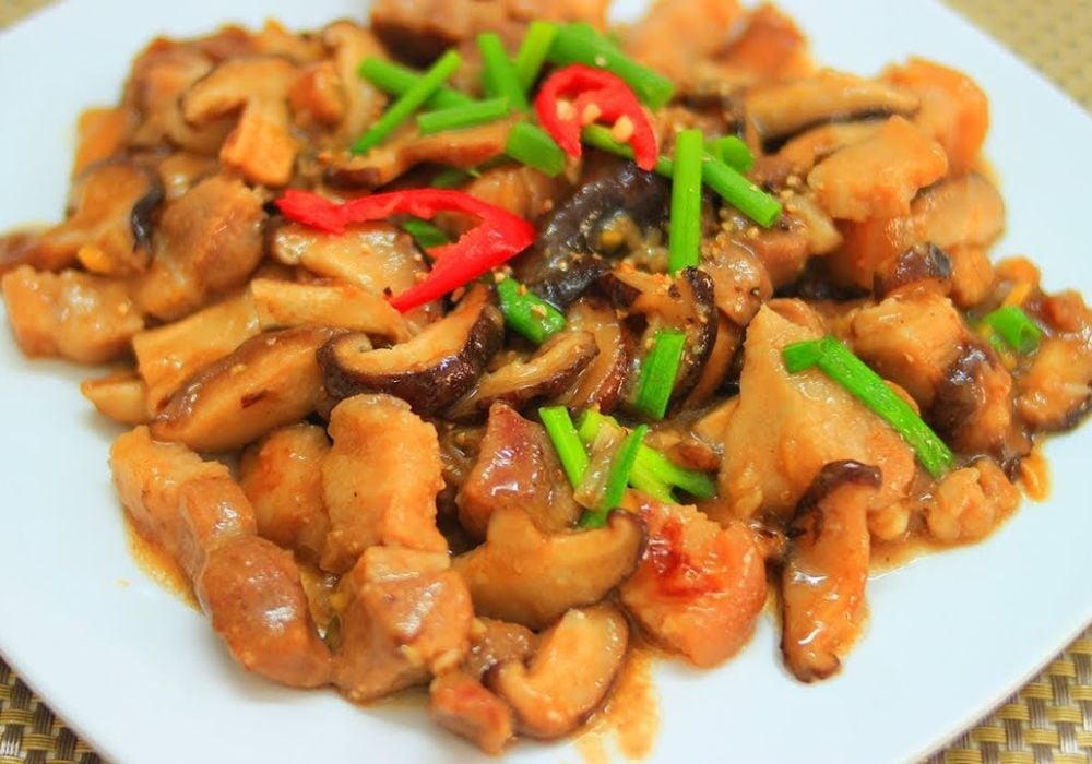Thịt lợn xào nấm rơm