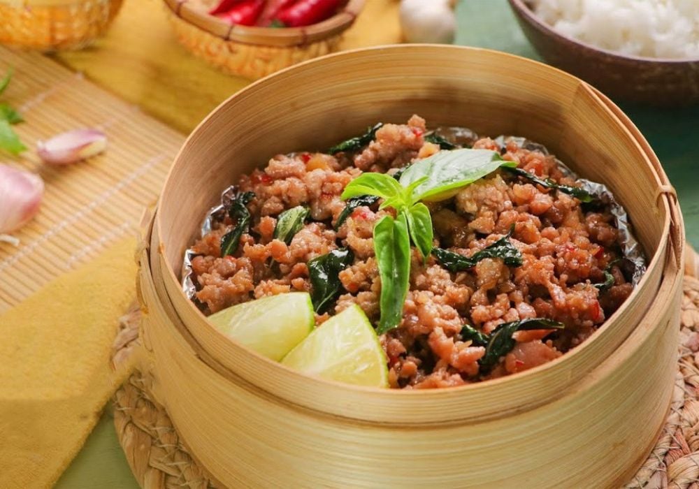 Thịt lợn băm xào lá quế