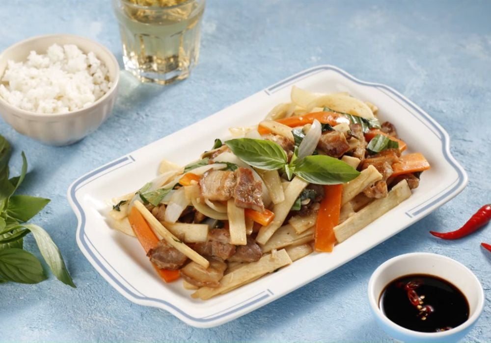 Thịt lợn xào củ hũ dừa