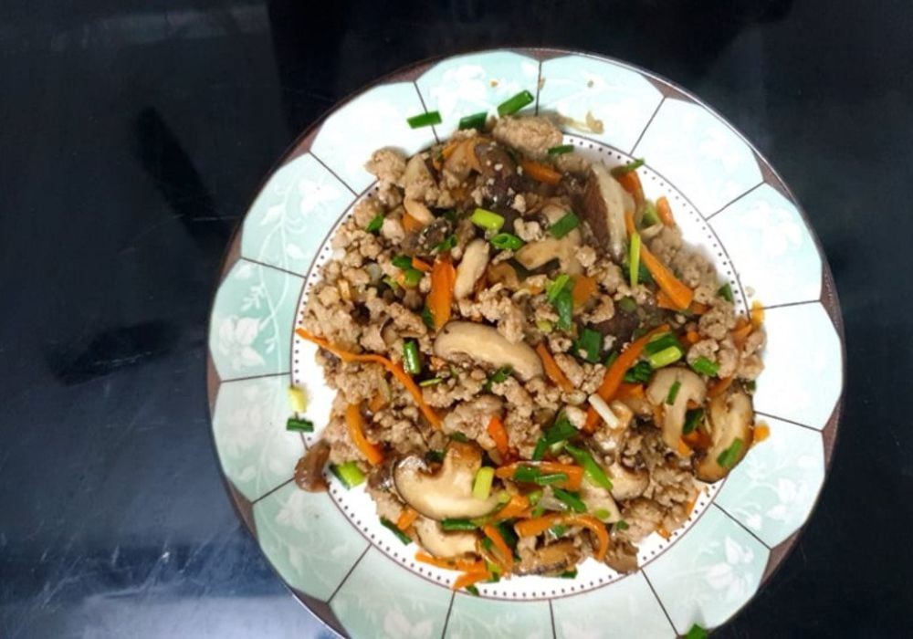 Thịt lợn băm xào nấm hương