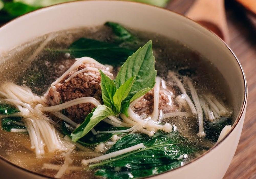 Canh xương bò nấu nấm kiểu Hàn Quốc
