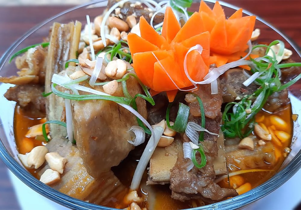 Canh xương bò nấu khoai sọ