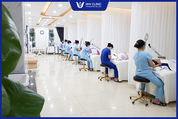 Rất đông khách hàng đến và sử dụng dịch vụ tại HHV Clinic mỗi ngày