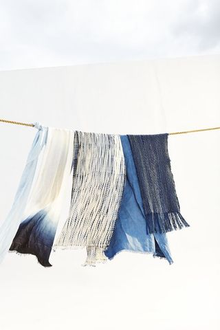 Khăn Lụa Tơ Tằm: Món Quà Tinh Tế Mang Giá Trị Văn Hóa Việt