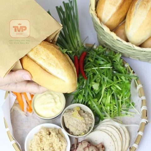 Làm bánh mì chả lụa món ăn sáng ngon miệng cho cả gia đình