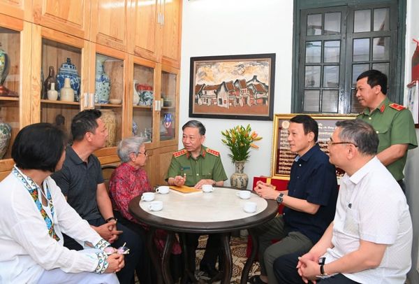 Bộ trưởng Tô Lâm trao tặng gia đình cố nhạc sĩ Hoàng Vân bức tranh nghệ thuật