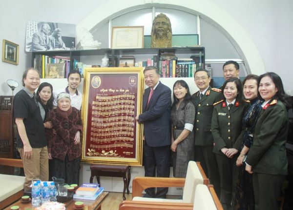 Đại tướng Tô Lâm, Bộ trưởng Bộ Công an đến thăm và chúc Tết gia đình cố nhạc sĩ Văn Cao