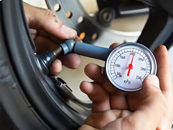 kiem-tra-ap-suat-lop-thuong-xuyen