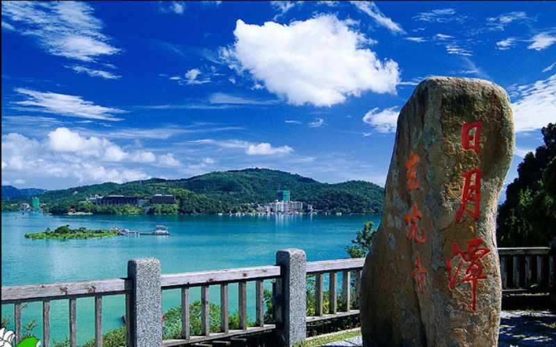 Hồ Nhật Nguyệt: