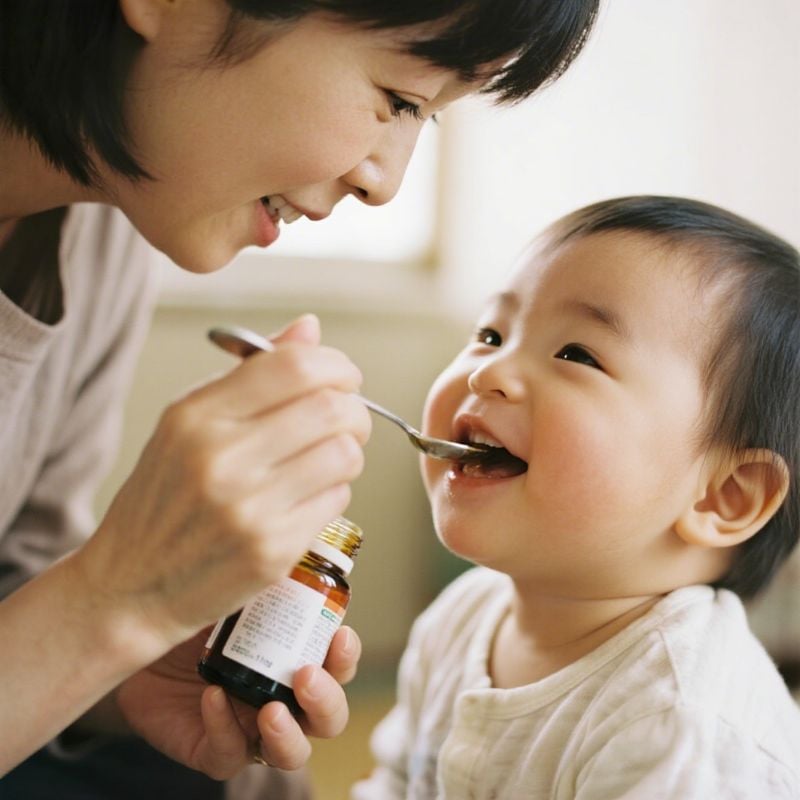 nhathuocvietnhat.vn - Trẻ sơ sinh khỏe mạnh cần bổ sung sắt đúng cách từ tháng thứ 4 để phát triển toàn diện.