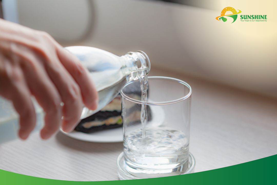 Uống nước đầy đủ nhằm tác động vào chế độ ăn giúp tăng chiều cao