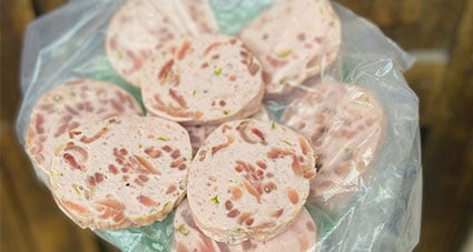 Chả lụa bị nhớt có ăn được không? Dấu hiệu chả lụa hư là gì?