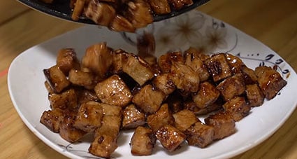 Cách làm chả lụa kho nước tương xì dầu nhanh gọn siêu hao cơm