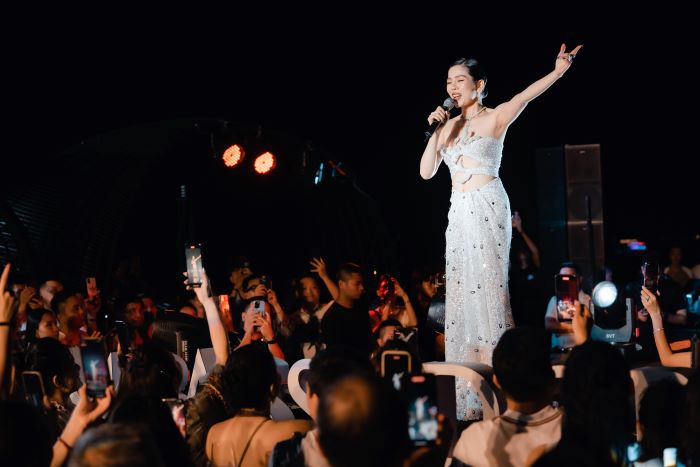 Ca sĩ Lê Quyên Sexy trên sân khấu đặc biệt của siêu du thuyền triệu USD Ambassador