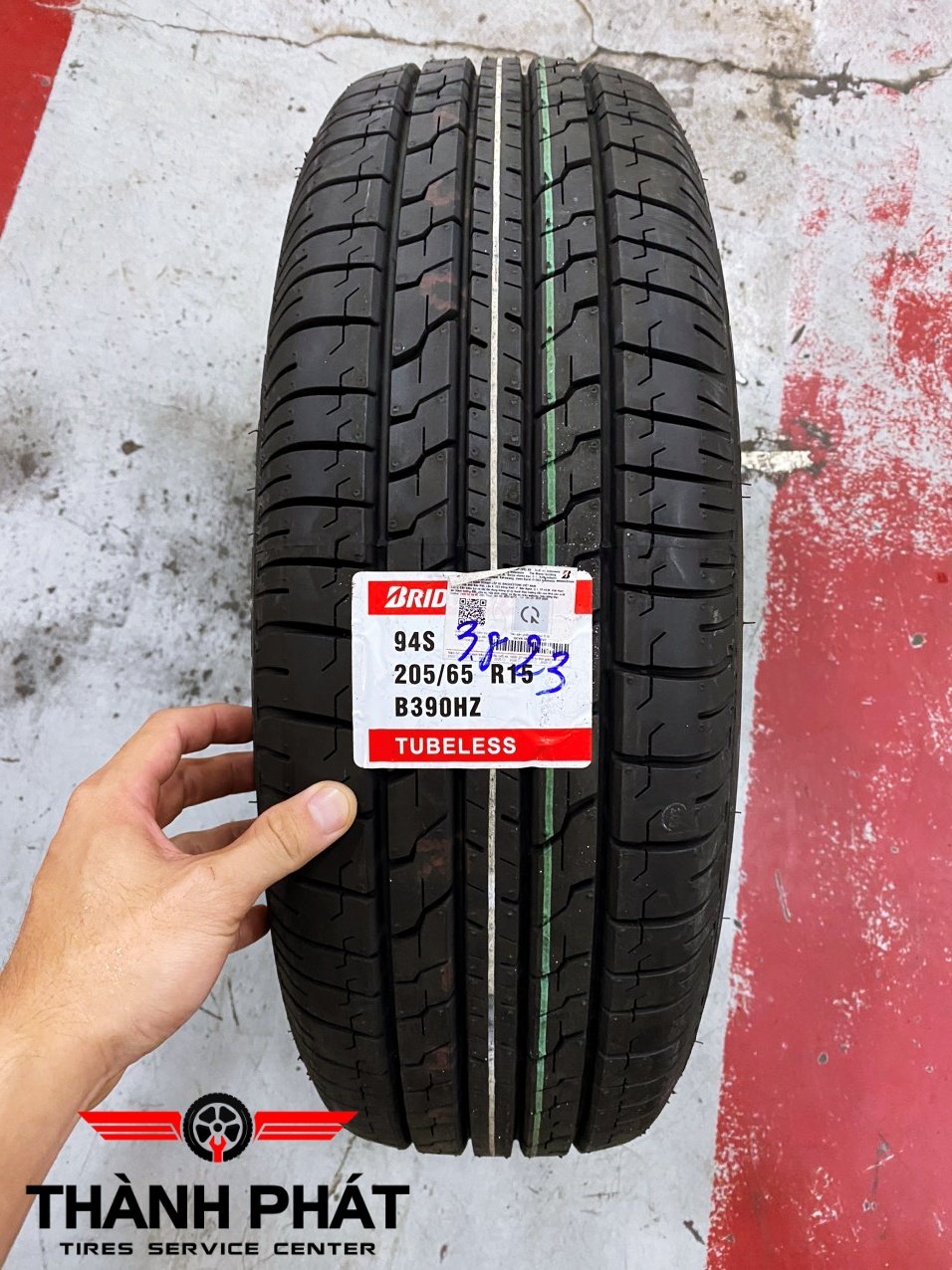 TOYOTA INNOVA thay dàn lốp theo xe Bridgestone 205/65R15 bền bỉ và chất lượng trên mọi hành trình