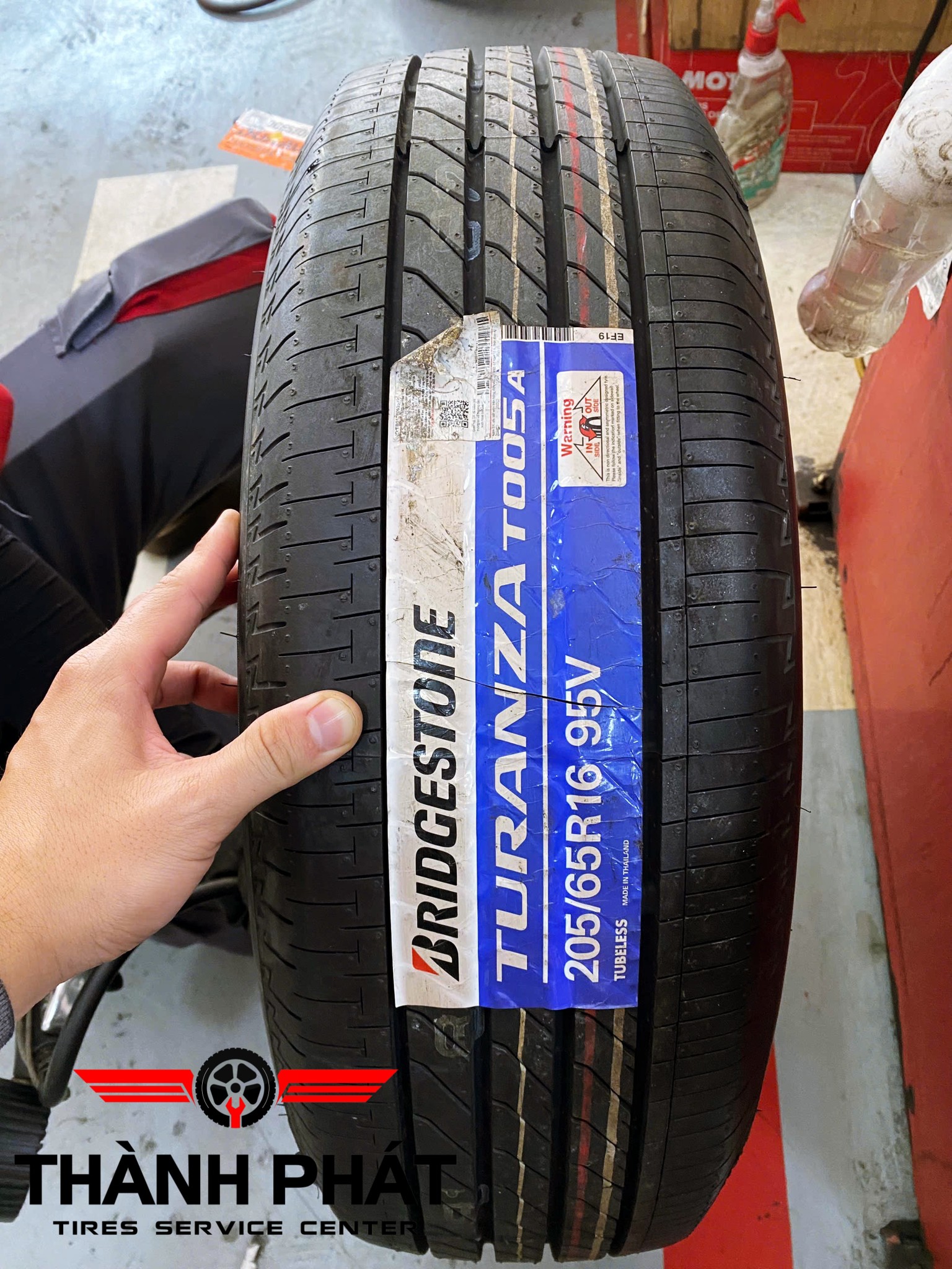 TOYOTA INNOVA thay dàn lốp Bridgestone Turanza T005 205/65R16 là dòng lốp nổi tiếng về sự êm ái và độ bám đường và độ bền vượt trội