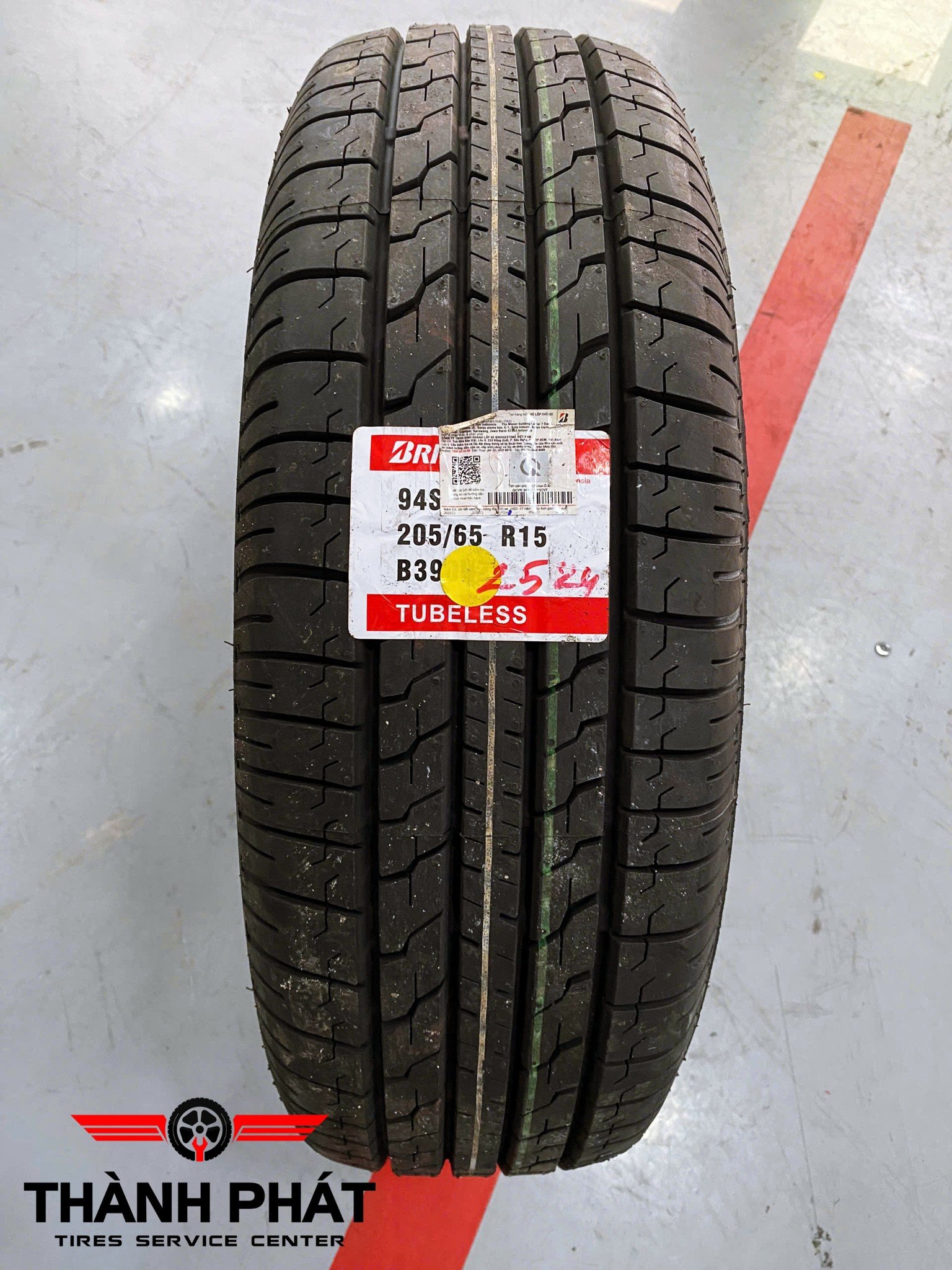 TOYOTA INNOVA thay dàn lốp theo xe Bridgestone 205/65R15 dòng lốp bền bỉ bậc nhất trên thế giới