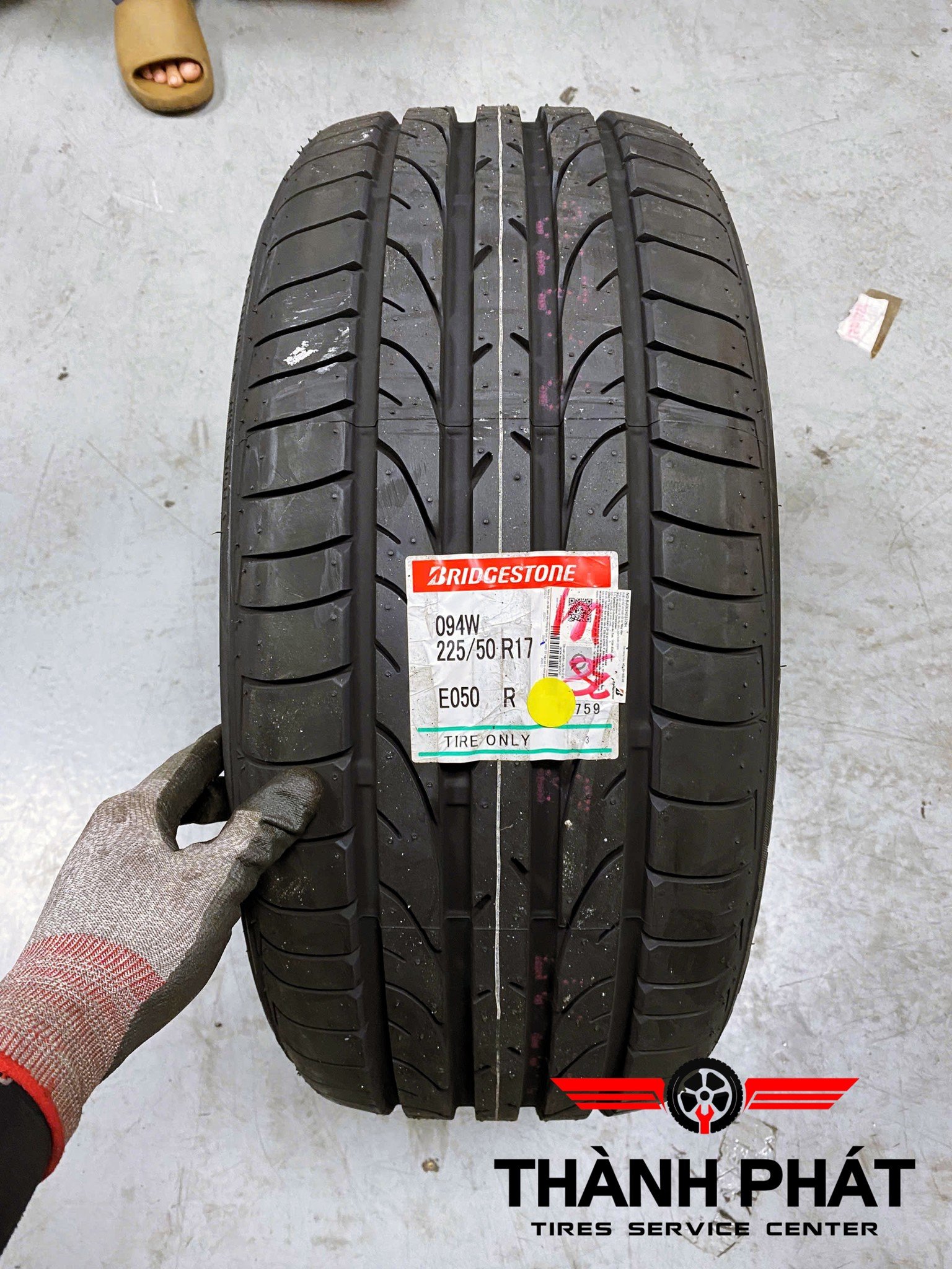 MERCEDES C200 đến thay dàn lốp Bridgestone Runflat 225/50R17 - thương hiệu hàng đầu trên thế giới